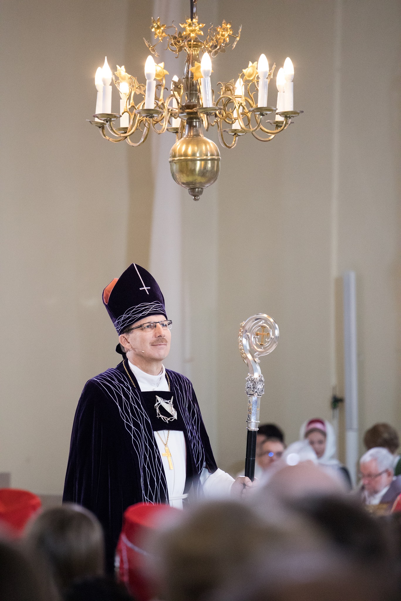Piispa Jukka Keskitalo Oulun tuomiokirkossa. Kuva Sanna Krook.