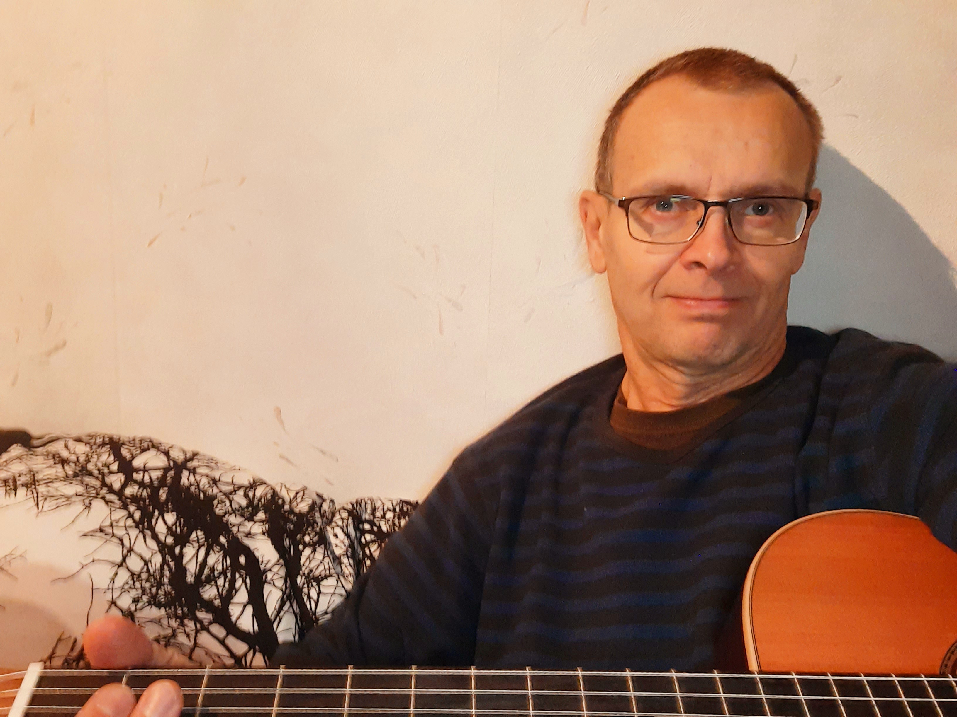Musiikkitilaisuus Mies ja kitara -Ape Nieminen