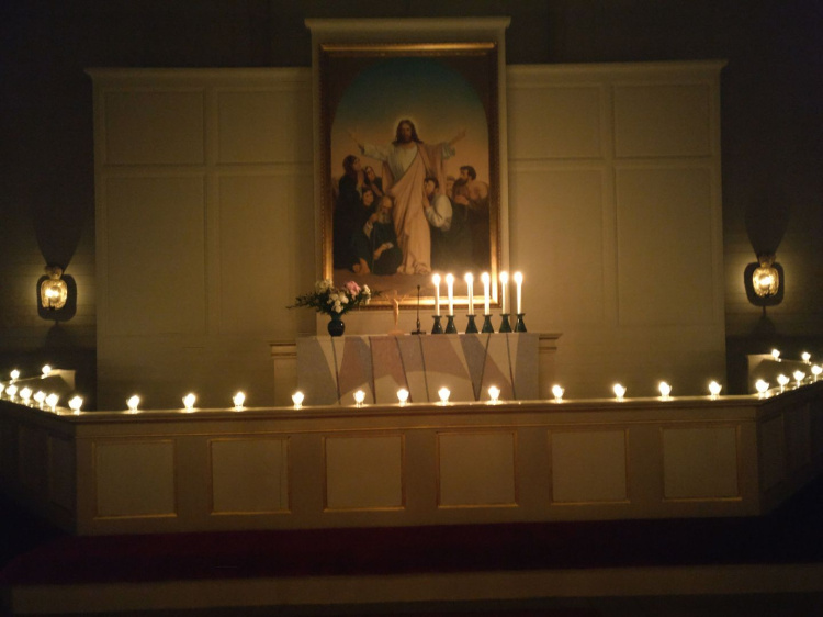 Earth Hour- hartaushetki kuvassa kynttilöin valaistu Sievin kirkon alttarialue