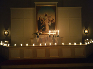Kuvassa kynttilöin valaistu Sievin kirkon alttarialue