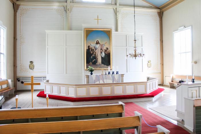 Kirkon alttari ja kuoriosa