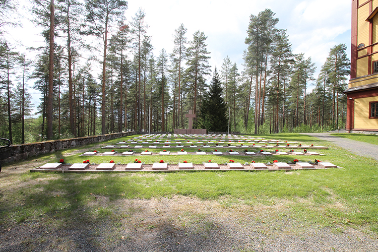 Sankarihautausmaa Sankarihautausmaa kirkon vieressä kesäpäivänä