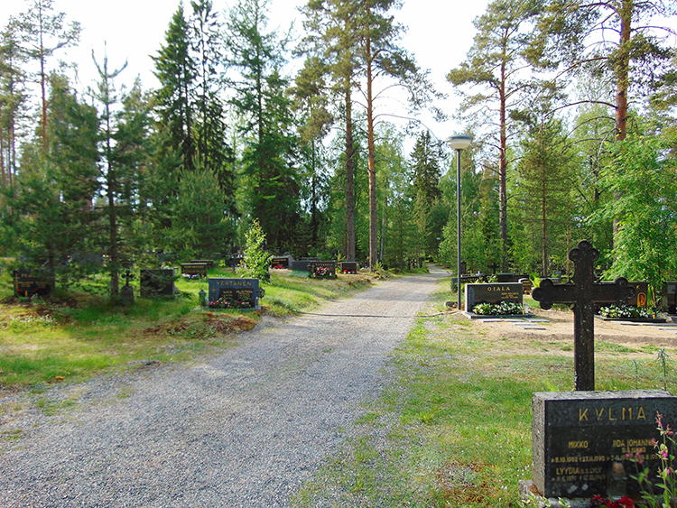 Järvenpuolihautausmaan kävelypolku ja hautoja