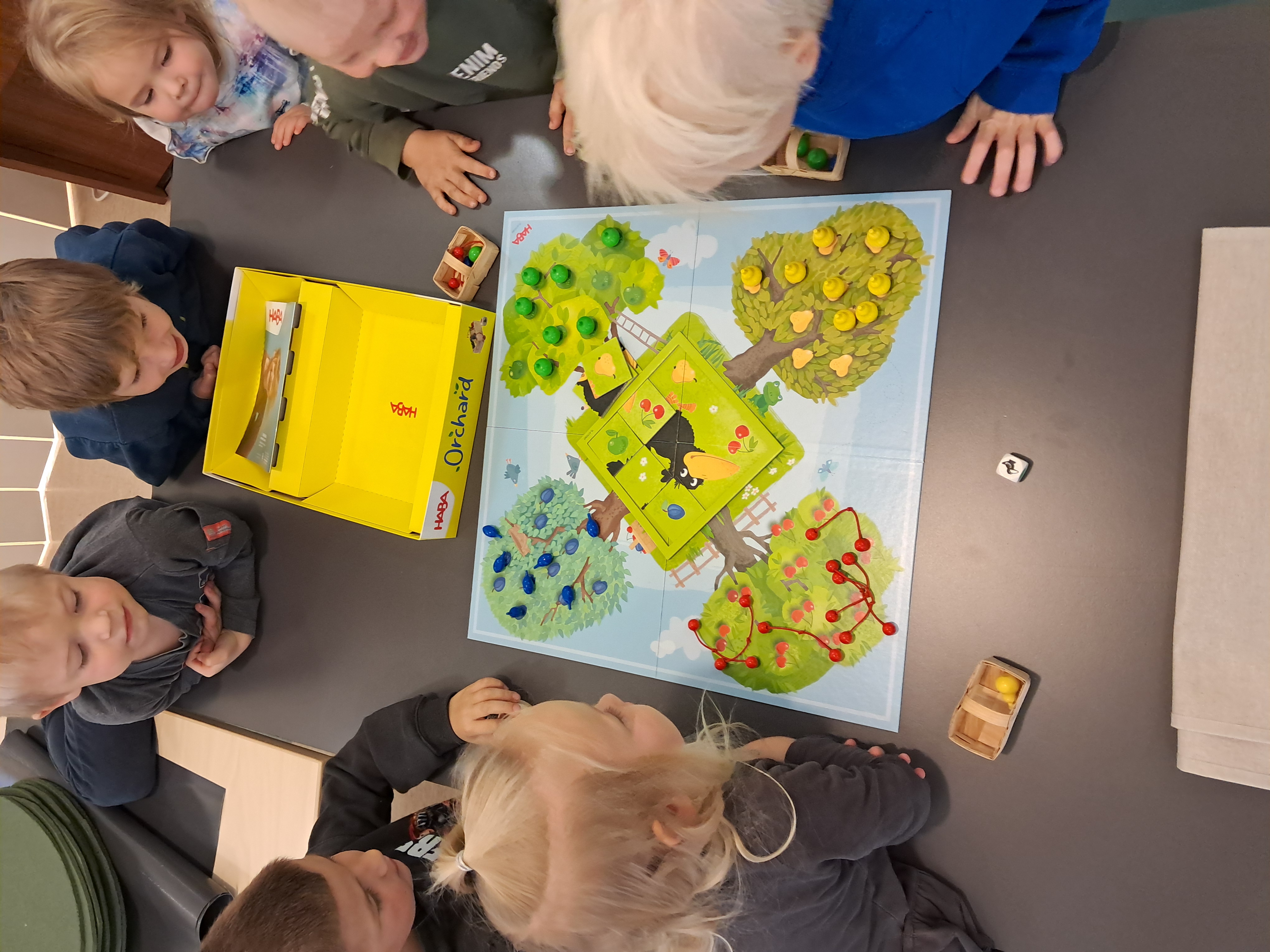 Lapset pelaavat Hedelmätarhapeliä