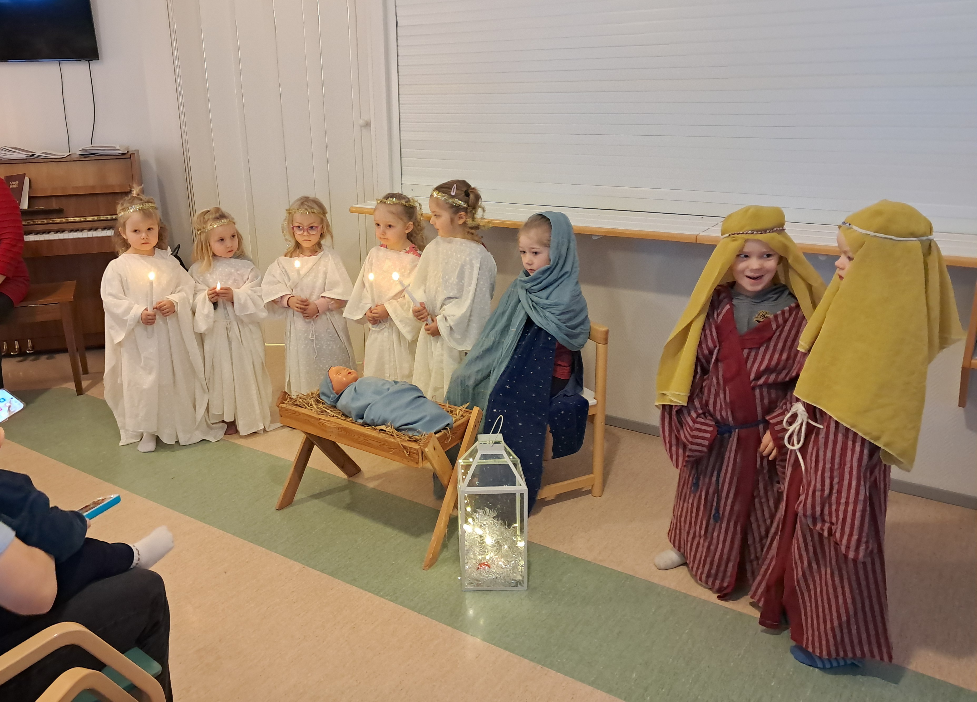 Perhekerhon lapset esiintyvät