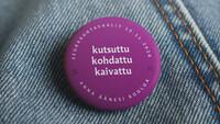Seurakuntavaalien rintanappi, jossa teksti kutsuttu, kohdattu, kaivettu