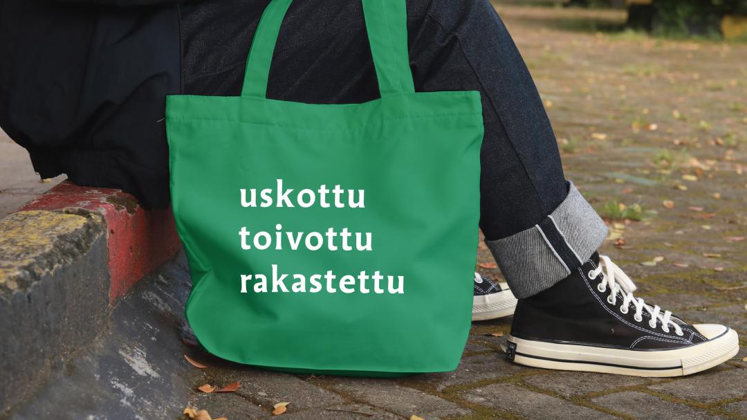Kangaskassi, jossa teksti uskottu toivottu rakastettu