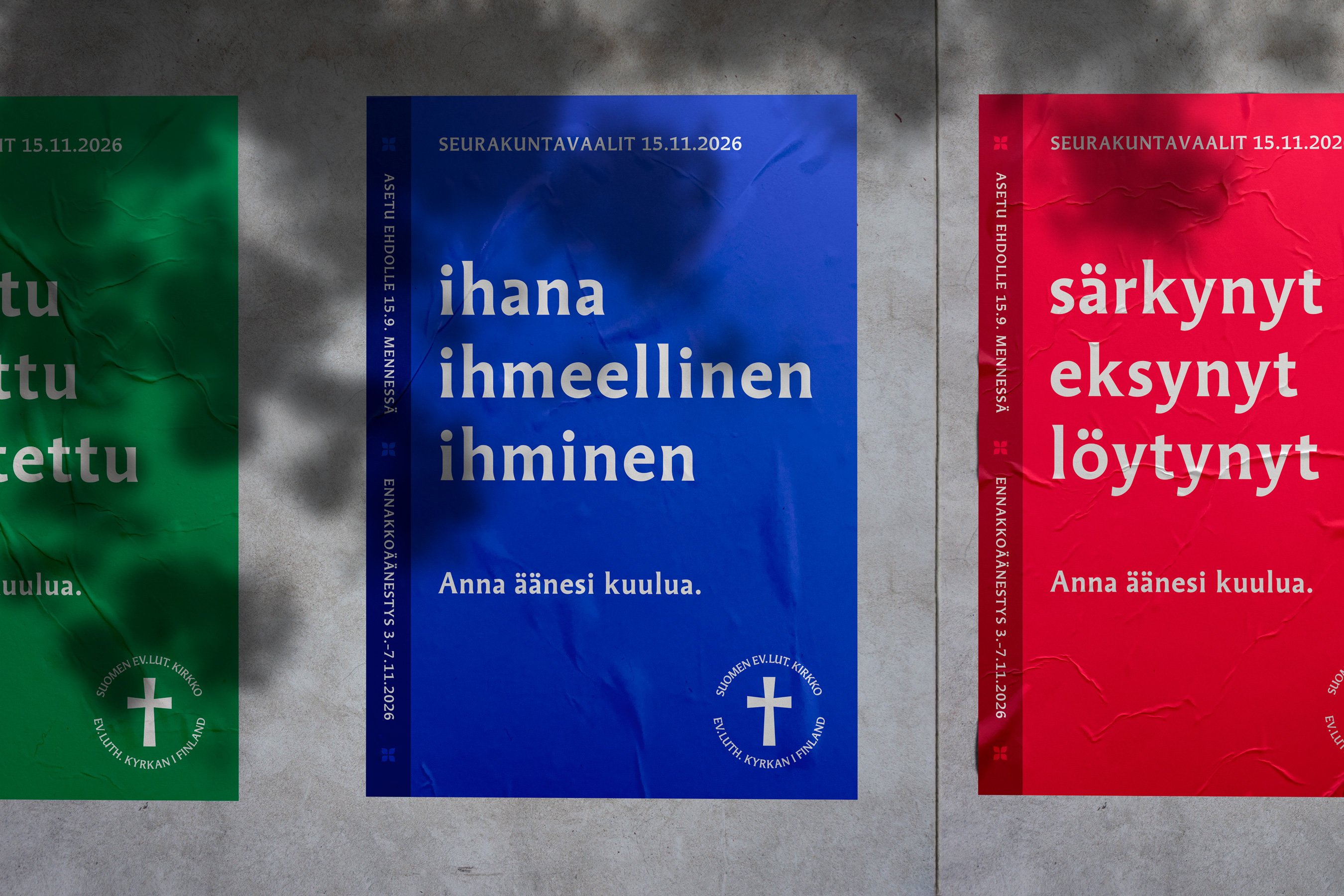 Kolme julistetta eri väreissä: vihreä, sininen ja punainen. Tekstit käsittelevät äänestämistä ja ihmisen merki