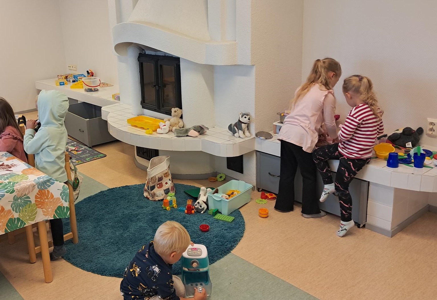 Lapset leikkivät leluilla Lusiinan kerhotilassa